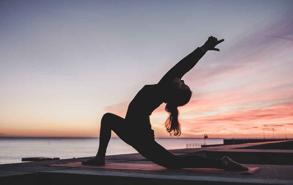 The crescent moon - Āñjaneyāsana